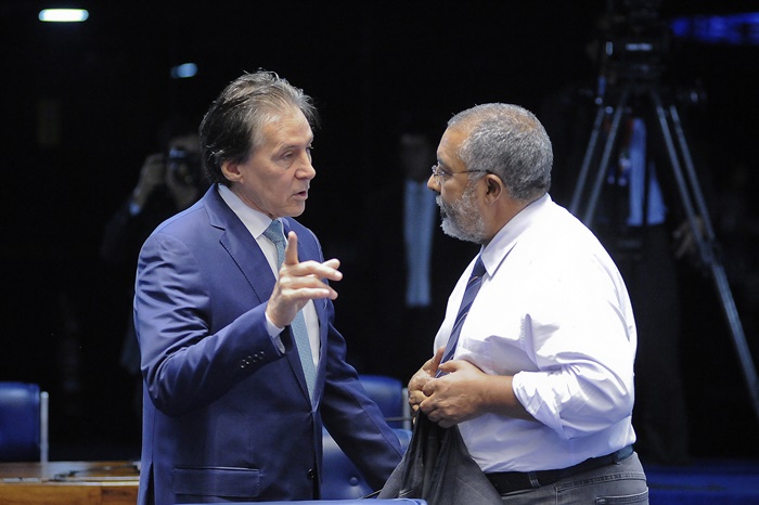 O presidente do Senado, Eunício Oliveira, afirma que o PLC 30/2015, com relatoria de Paulo Paim (D), que deve ser votado em breve, oferece segurança jurídica aos terceirizados