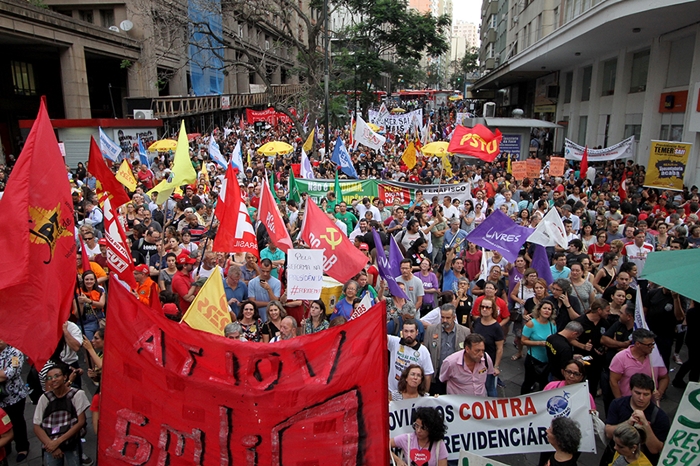 Ato público reuniu milhares de manifestantes na Esquina Democrática