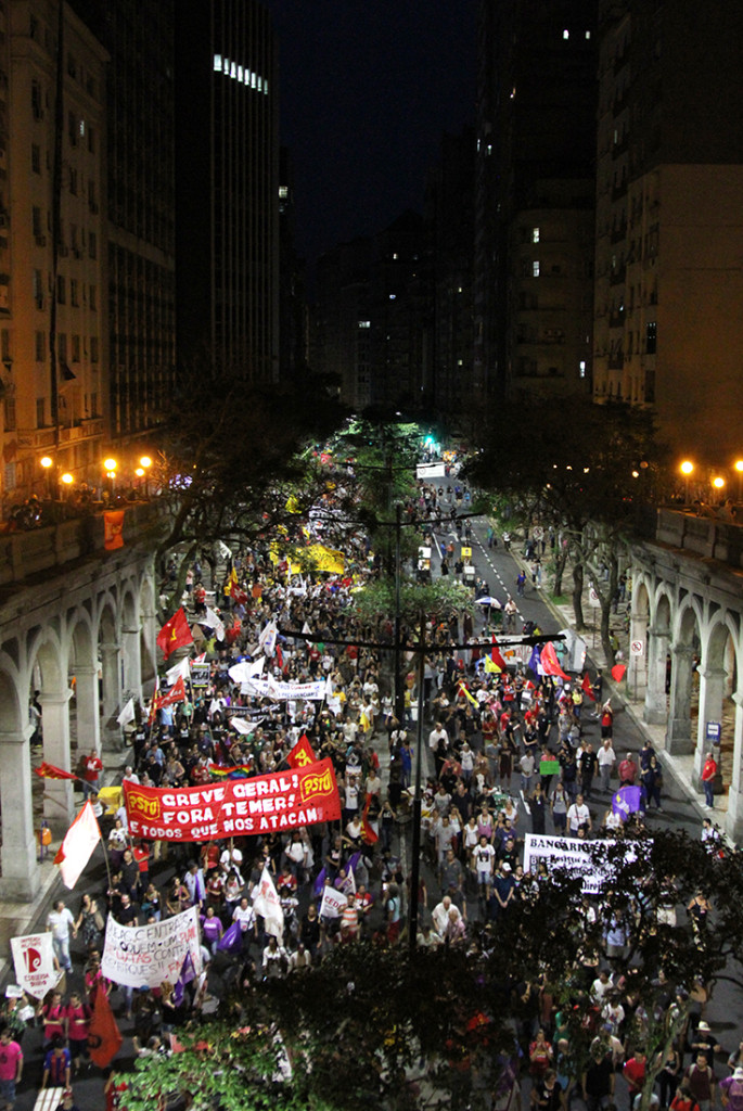 Após a concentração na Esquina Democrática, manifestação se deslocou para o Largo Zumbi dos Palmares