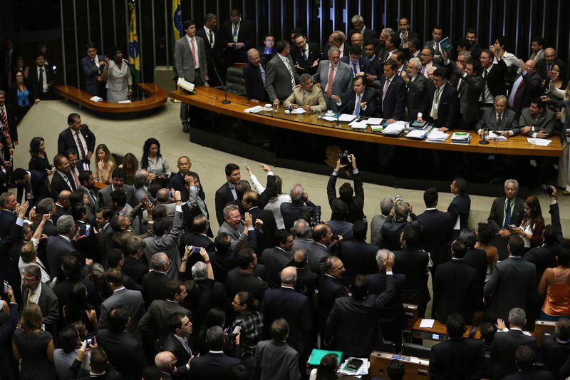 Após derrota do governo, sob pressão, Plenário aprovou urgência para reforma trabalhista em nova votação