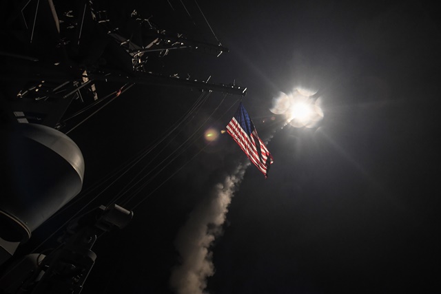 Porta-aviões norte-americano posicionado no Mar Mediterrâneo disparou 59 mísseis contra base Síria em represália a ataque com gás sarín que matou 87 civis em território sírio