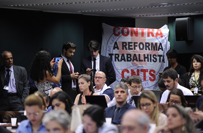 Reunião ordinária para apresentação de substitutivos do tucano Rogério Marinho foi marcada por protestos nas galerias
