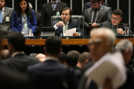 Dois pedidos de impeachment de Temer foram recebidos na noite de quarta-feira, pelo presidente da Câmara, Rodrigo Maia