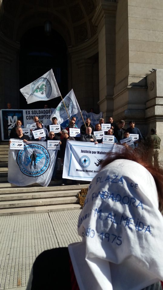 Combatentes que lutaram na Guerra das Malvinas fizeram uma manifestação em frente à sede da Corte Suprema de Justiça no centro Buenos Aires