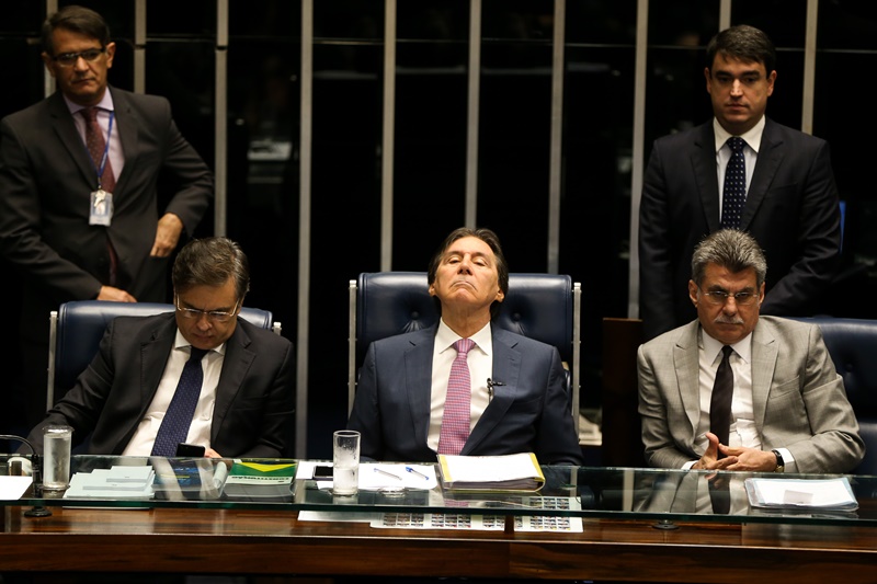 Senadores Cássio Cunha Lima, Eunício Oliveira e Romero Jucá durante sessão plenária para a votação da Medida Provisória 763/2016, que permite saque das contas inativas do FGTS