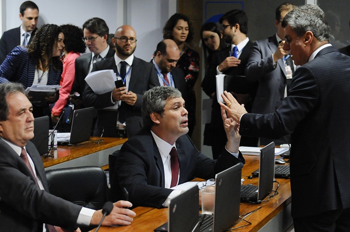 Senadores Waldemir Moka (PMDB-MS), Lindbergh Farias (PT-RJ) e Romero Jucá (PMDB-RR): governo e oposição firmaram acordo para tramitação da reforma nas comissões
