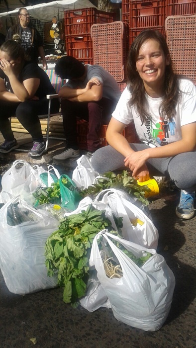 A bióloga Raquel Klein, frequentadora da Feira da Redenção, no Parque Farroupilha: preferência por alimentos saudáveis