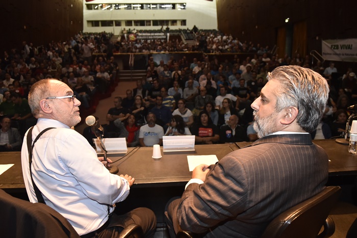 Da Camino (D), com o deputado Pedro Ruas (PSol), proponente da audiência: "defesa do interesse público"