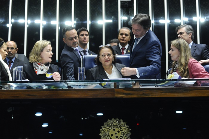 Senadoras Fátima Bezerra (PT-RN), Vanessa Grazziotin (PCdoB-AM), Gleisi Hoffmann (PT-PR) e Regina Sousa (PT-PI) ocuparam o plenário do Senado nesta terça-feira, na votação da reforma trabalhista. Elas receberam o apoio das senadoras Lídice da Mata (PSB-BA), Kátia Abreu (PMDB-TO) e também de deputados e deputadas. O presidente do Senado, Eunício Oliveira, encerrou a sessão e mandou cortar o serviço de som e a iluminação do Plenário