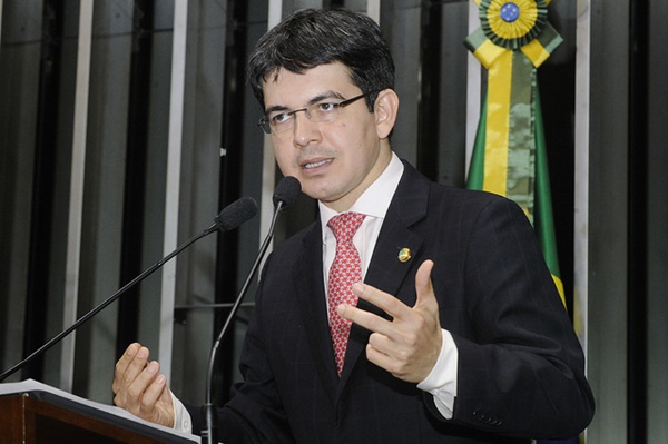 Rodrigues denunciou no Senado que o governo comprou votos dos deputados da CCJ: "cada um custou, em média, R$ 10 milhões"