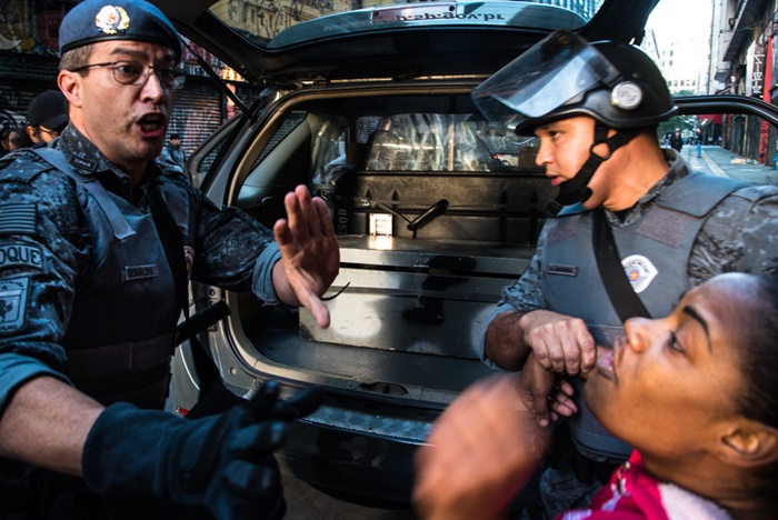 Arbitrariedade: PM detém sem-teto para “averiguação” após fotografar manifestação por moradia no centro de São Paulo