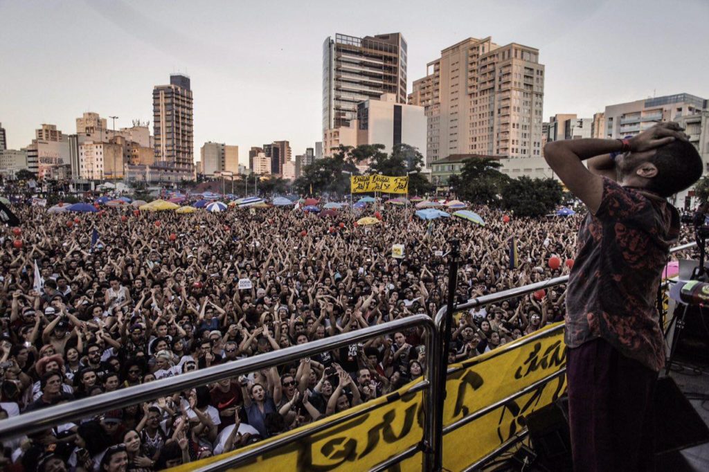 Criolo, em ato-show por Diretas Já em junho, que teve público superior a 100 mil manifestantes em São Paulo