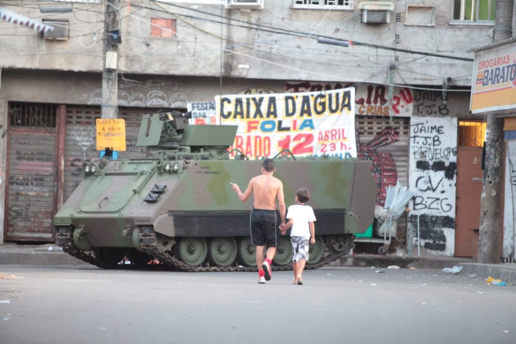 Forças de segurança ocupam o complexo da Maré, no Rio de Janeiro
