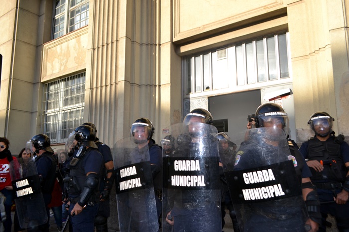 Agentes da Romu cercaram manifestantes durante protesto junto à Secretaria de Administração