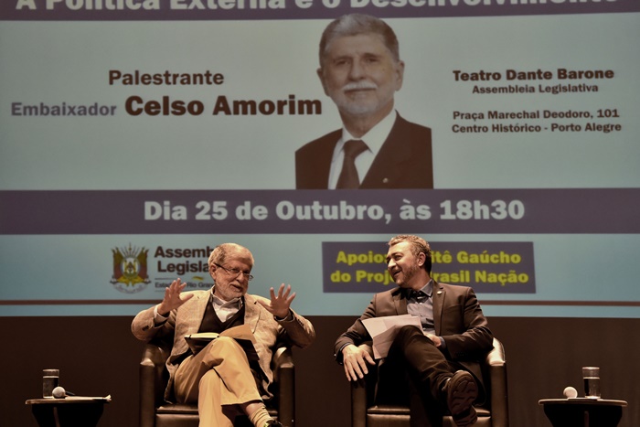 Celso Amorim, com Edegar Pretto, presidente da Assembleia Legislativa: "grupos internacionais ou estatais estrangeiras estão se apoderando de nossas riquezas"