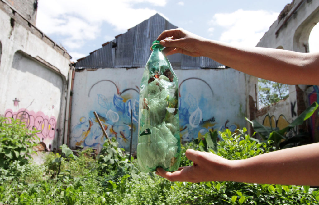 Entre os materiais apreendidos na Ocupação Pandorga estão garrafas PET com plásticos recicláveis, que foram divulgados em segmentos da grande imprensa como coquetéis molotov