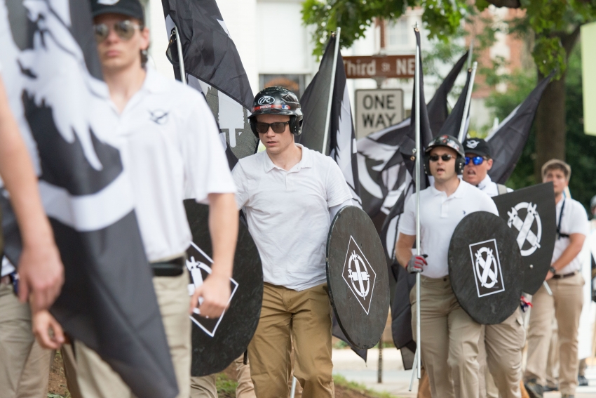 simpatizantes fascistas desfilaram com bandeiras de defensores da supremacia branca em Charlottesville, em 12 de agosto
