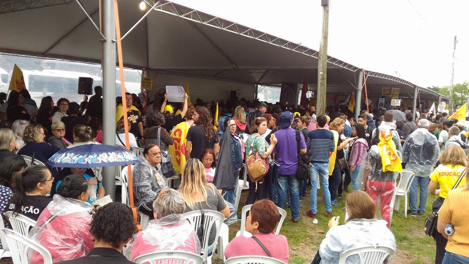 Reunidos no Parque Farroupilha, professores contrariaram orientação do Cpers e votaram por permanecer em greve