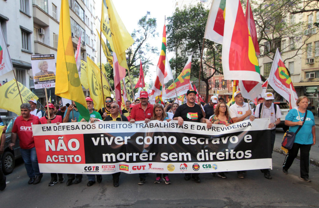 Ato unitário contra reforma reúne milhares de trabalhadores em Porto Alegre