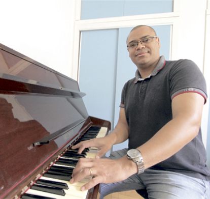 O professor e regente de canto coral André Nascimento: "a música é a minha essência"