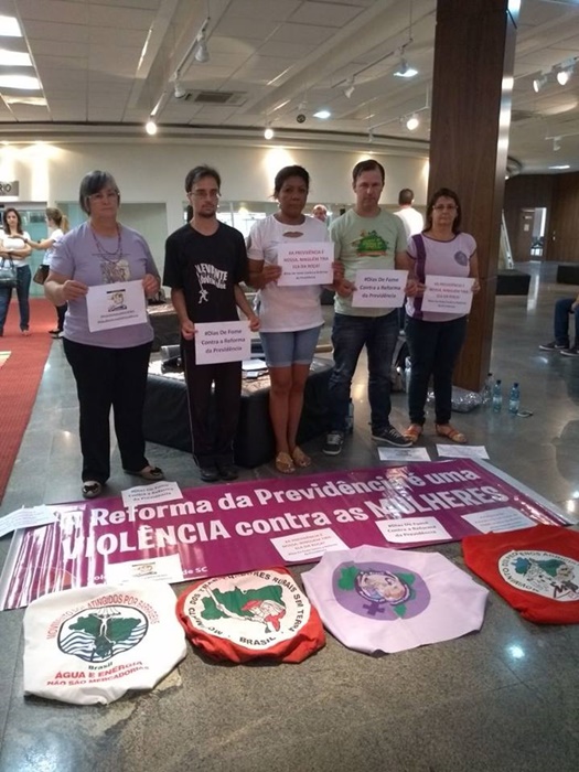 Vigília contra a Reforma da Previdência na Assembleia Legislativa de Santa Catarina reúne militantes do MMC/SC, MPA/SC, MAB/SC e MST/SC, que receberam apoio do Levante Popular da Juventude