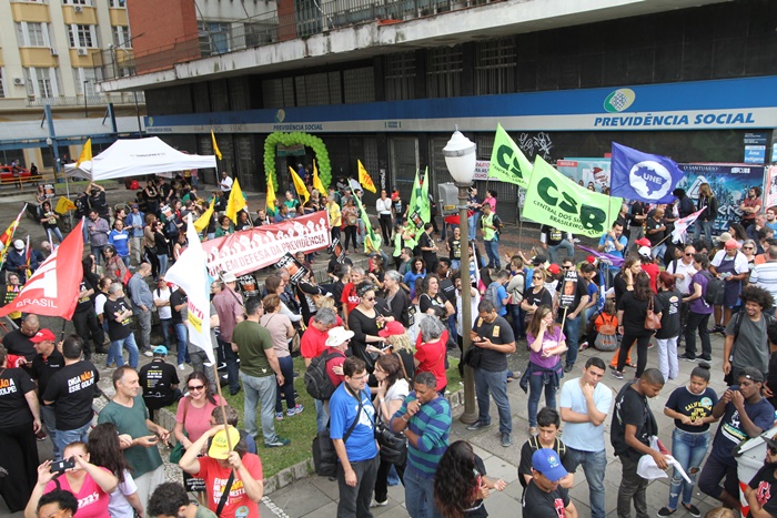 Em abraço simbólico ao prédio do INSS no centro de Porto Alegre, manifestantes alertaram sobre armadilhas ocultas na proposta de reforma da Previdência