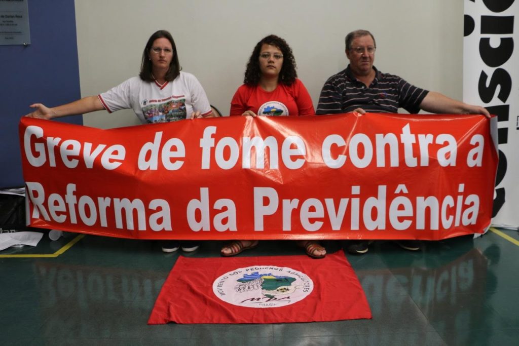 Integrantes do Movimento dos Pequenos Agricultores (MPA) iniciaram no último dia 5 o protesto contra a proposta do governo que tramita na Câmara dos Deputados