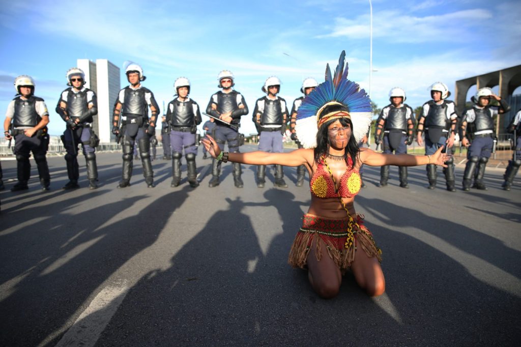 Indígenas fazem manifestação na Esplanada dos Ministérios em Brasília