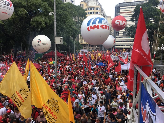 Manifestação ocupou a Praça da República, com pronunciamentos de lideranças 