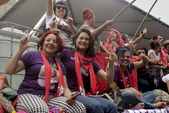 Edneide Arruda, Alinne Marques e Mariana Rose, do Movimento de Mulheres de Brasília 