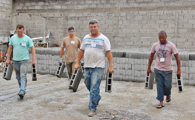 Produção de blocos de concreto pelos internos da Apac Lagoa da Prata (MG)
