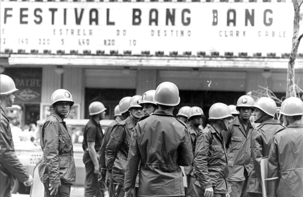 Policiais militares no Rio de Janeiro, em 1968, ano do AI-5, durante uma manifestação