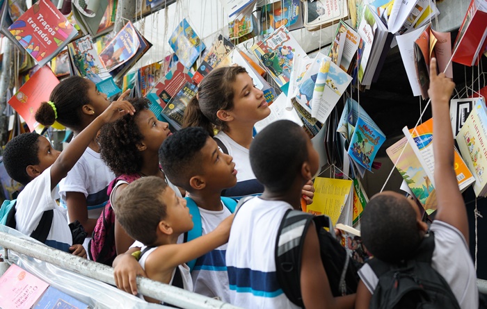 Crianças da comunidade escolhem livros na abertura da Festa Literária das Periferias (Flupp), no Rio de Janeiro