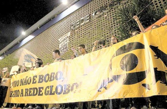 Ativistas lacram entrada da TV Globo, no Rio, em julho, e pedem aprovação da Lei das Comunicações