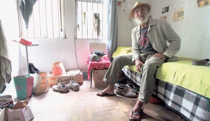 O ator de teatro de rua, Zé da Terreira, 70 anos, mora na Casa do Artista desde 2001 e se mantém com o Benefício Assistencial ao Idoso, mantido pelo governo federal