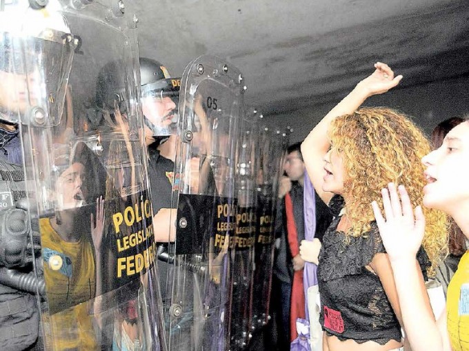 Truculência da polícia legislativa contra manifestantes durante a votação da PEC da Maioridade, em junho, na Câmara dos Deputados: o triunfo do pensamento binário