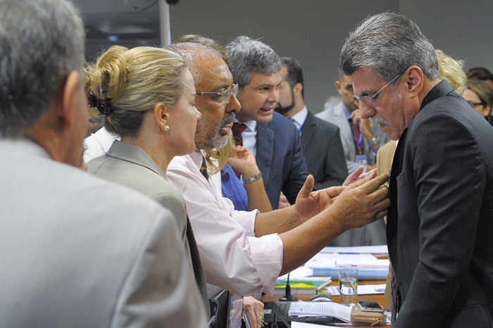 Senadores de oposição Gleisi, Paim e Farias (E) e Jucá, líder do governo, firmaram acordo para evitar o regime de urgência na análise da reforma