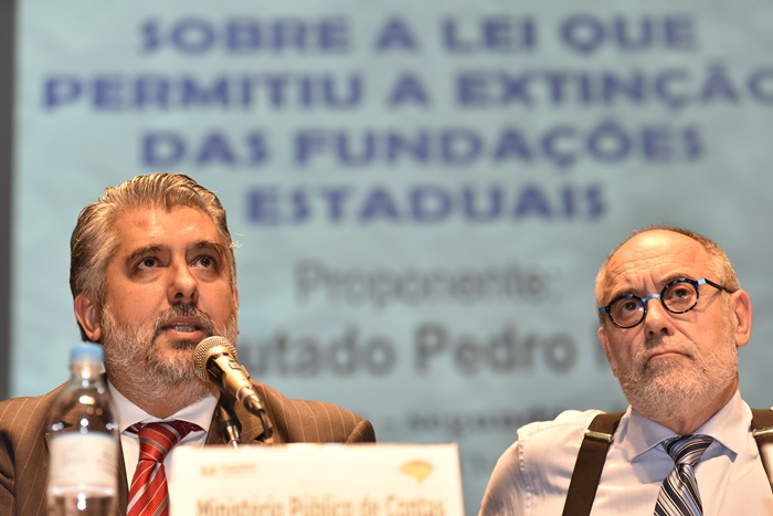 Da Camino (D), com o deputado Pedro Ruas (PSol), proponente da audiência: 