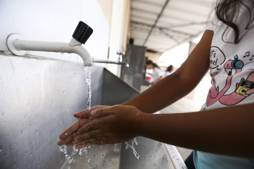 Brasília - Alunos da Escola Classe 29 de Taguatinga participam de atividades do projeto Adasa na Escola. No projeto as crianças aprendem como podem ajudar na preservação da água (Marcelo Camargo/Agência Brasil)