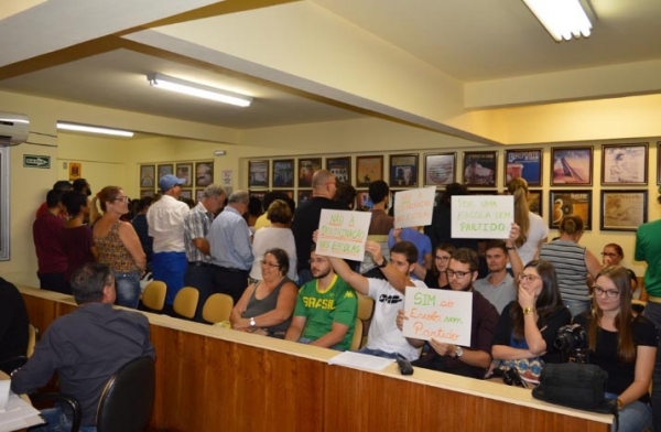 Câmara de Vereadores de São Lourenço do Sul aprova lei da Escola Sem Partido sob protestos