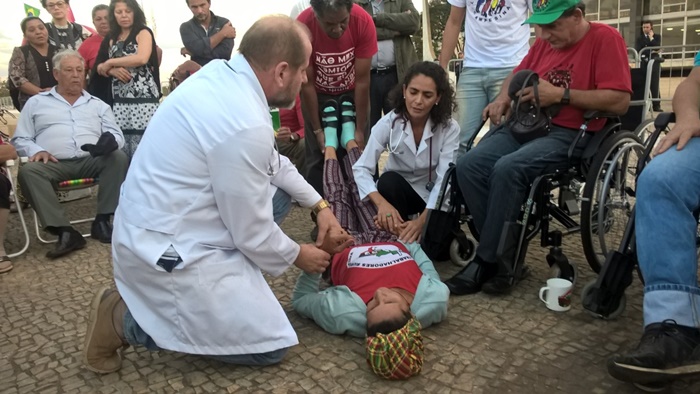 Ronald Wolff, da Rede de Médicos e Médicas Populares reanimou a grevista que foi levada ao hospital
