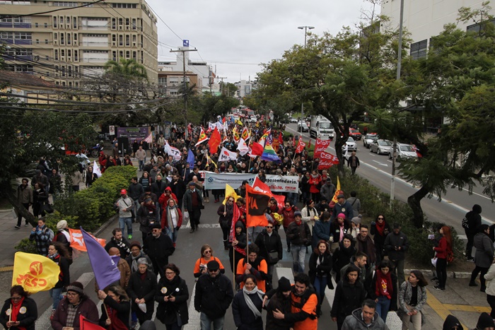 Após concentrações na Fecomércio e no Palácio Piratini, manifestantes seguiram em marcha até o Tribunal do Trabalho, na avenida Praia de Belas