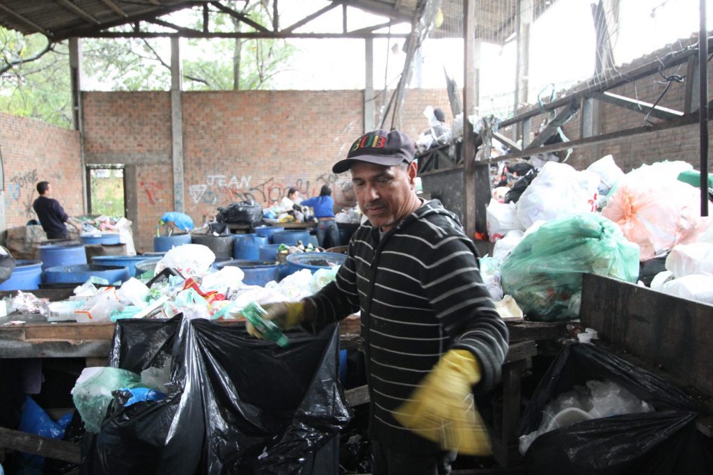 Nos últimos dois anos vem caindo progressivamente a quantidade de lixo reciclável recolhido pela Prefeitura para ser encaminhado às unidades de triagem das associações de catadores. 