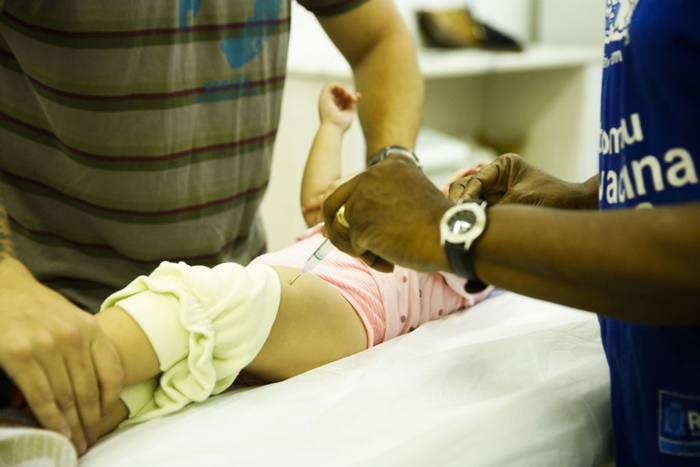 Desarticulação do sistema de saúde e falta de vacinação reintroduziram doenças que estavam erradicadas. As taxas de mortalidade infantil voltaram a crescer depois de 26 anos