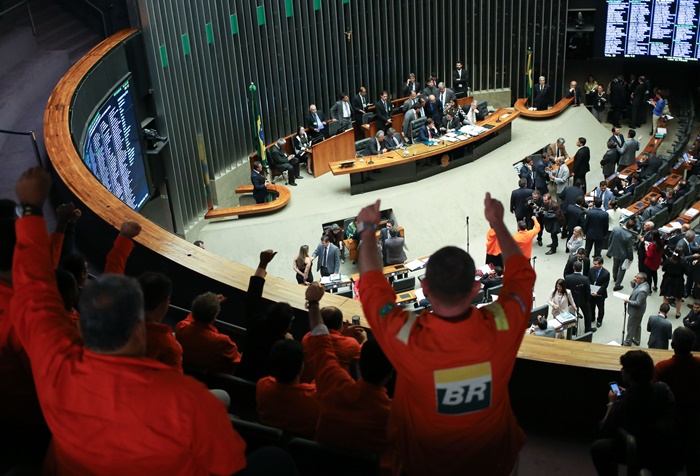 Em 2016, o Plenário da Câmara aprovou, por 292 votos a 101, o projeto de lei do ex-senador José Serra (PSDB) que desobriga a Petrobras de operar todos os blocos de exploração do pré-sal