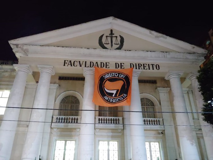 Juíza eleitoral de Niterói, na região metropolitana do Rio, determinou que o diretor da Faculdade de Direito da Universidade Federal Fluminense (UFF) seria preso caso não retirasse faixa antifascismo