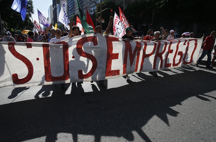 Integrantes de centrais sindicais protestam no centro do Rio contra reforma trabalhista que altera a CLT, aprovada em 2017