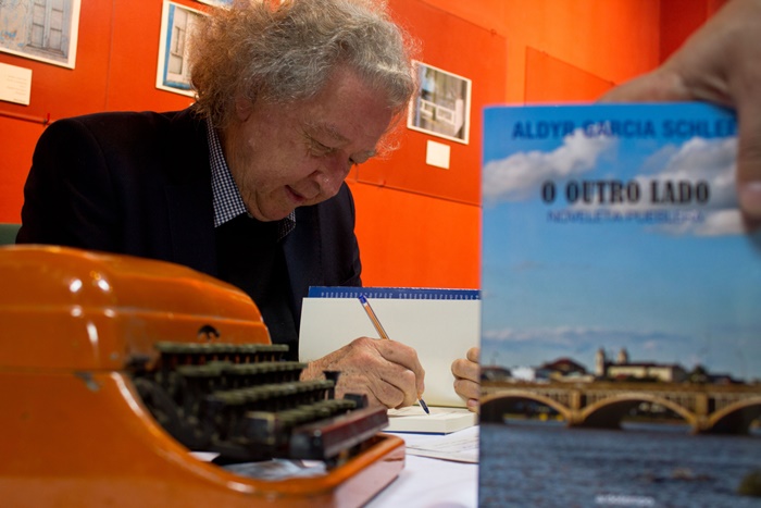 Especialista em literatura gaúcha e uruguaia, Schlee publicou mais de 15 livros, entre contos, ensaios e romances, e sua obra integra mais de seis antologias