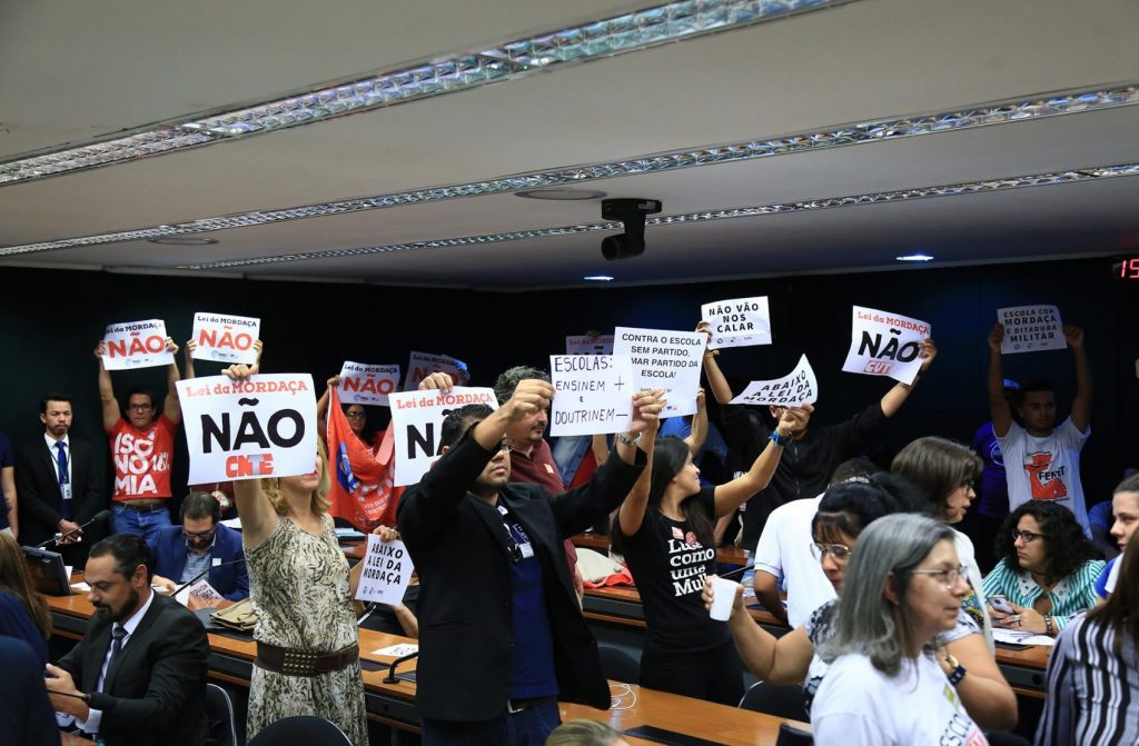 Manifestantes contra o PL durante reunião da Comissão na última semana de outubro