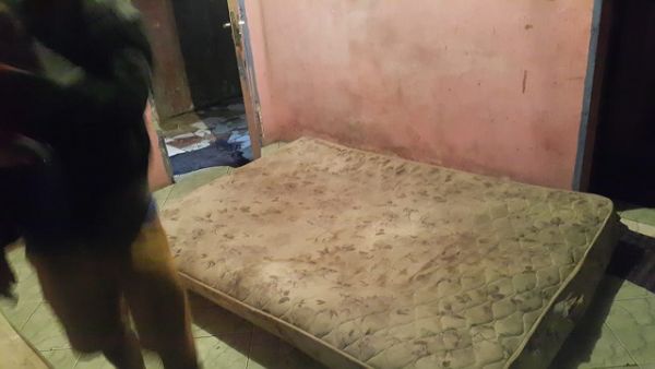 Alojamento de três quartos abrigava 22 pessoas, que dormiam em colchões improvisados e sem as mínimas condições de conforto e higiene